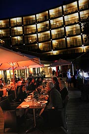 Sommerliches Pop-Up Restaurant auf der Sonnenterrasse des Kempinski Hotel Das Tirol  (©Foto: Martin Schmitz)